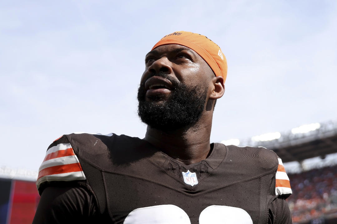 Cleveland Browns defensive end Za'Darius Smith (99) leaves the field at halftime during an NFL football game against the New York Giants, Sunday, Sept. 22, 2024, Cleveland. (AP Photo/Kirk Irwin)